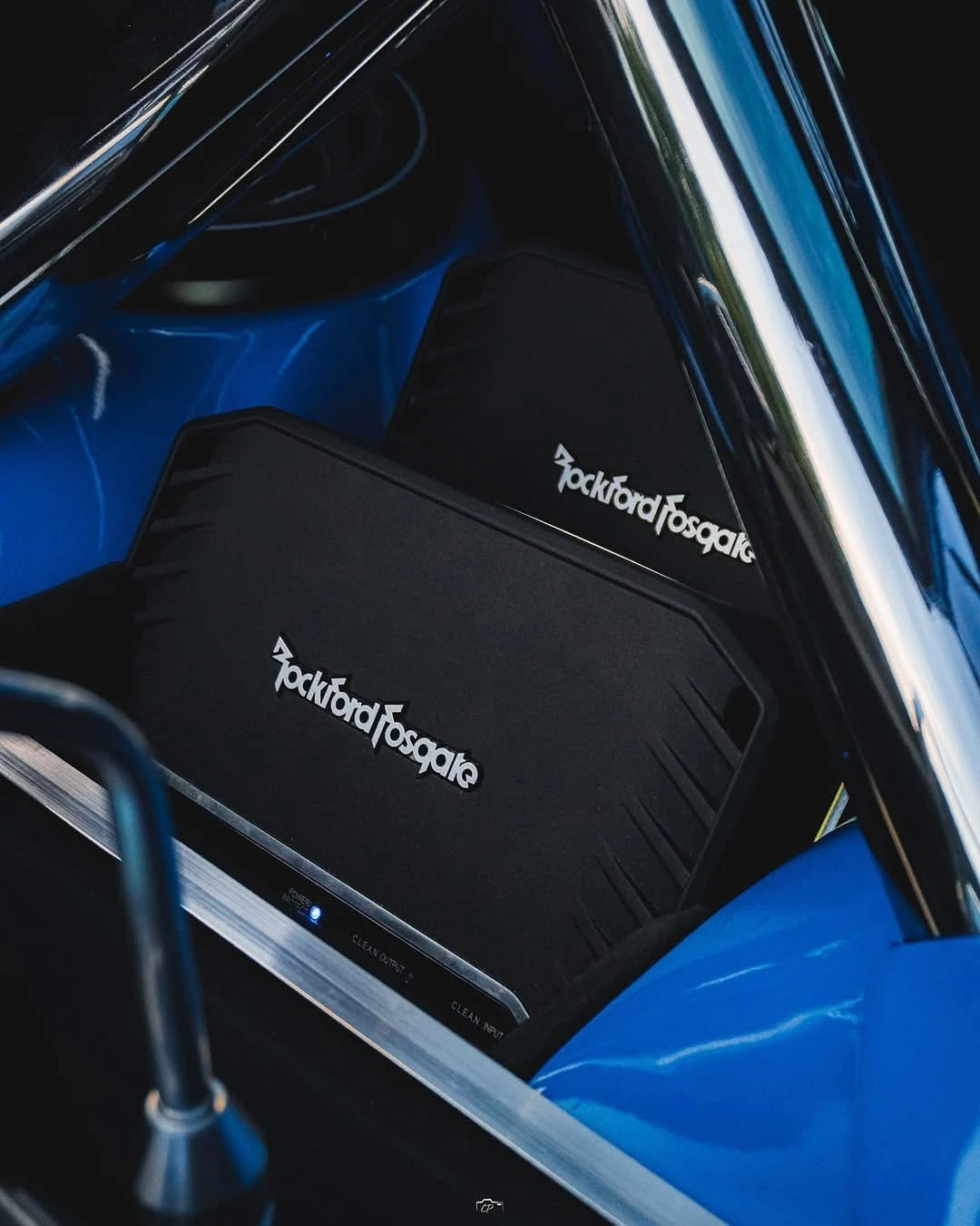 Amplificadores Rockford Fosgate instalados en un vehículo