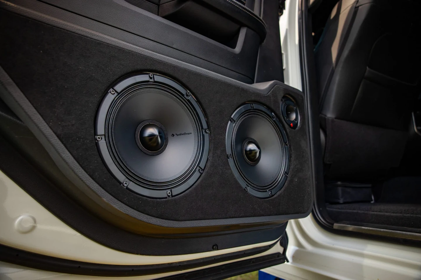 Parlantes Rockford Fosgate instalados en la puerta de un vehículo