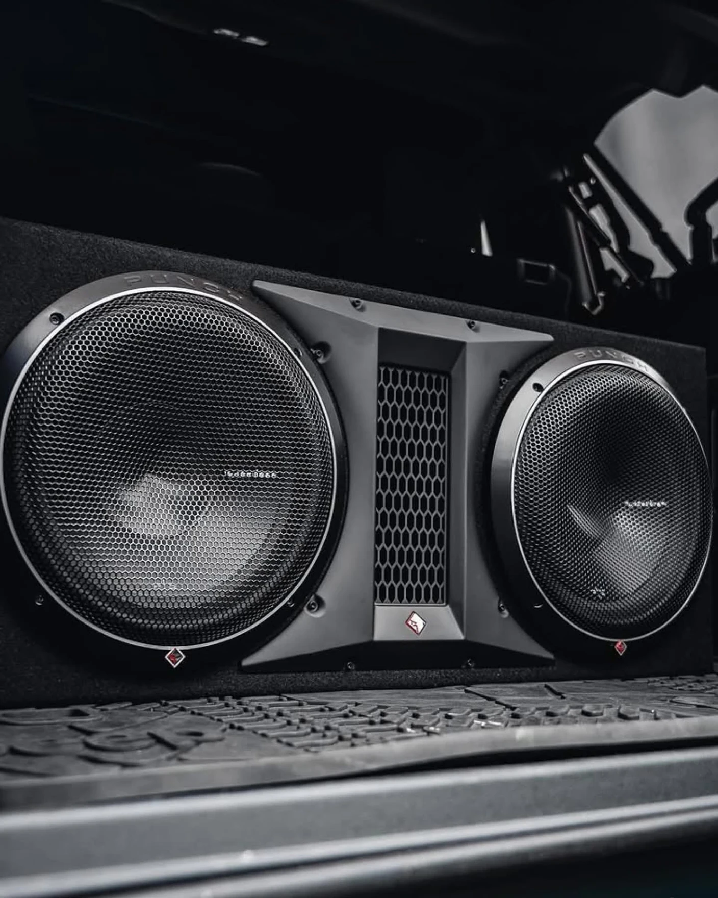 Caja de subwoofers Rockford Fosgate instalada en un vehículo