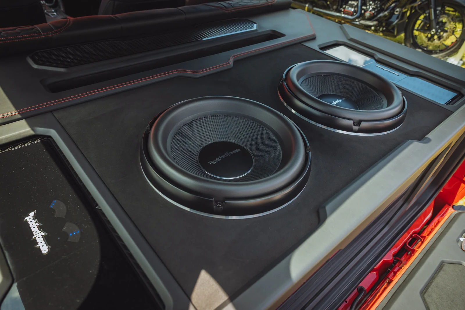 Dos subwoofers Rockford Fosgate instalados en un vehículo